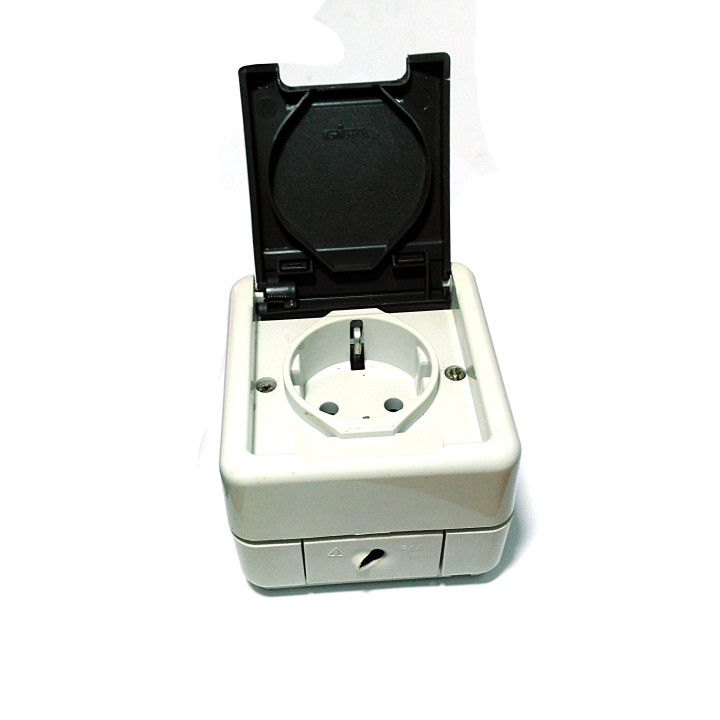 GIRA 1210 - Presa di corrente IP44