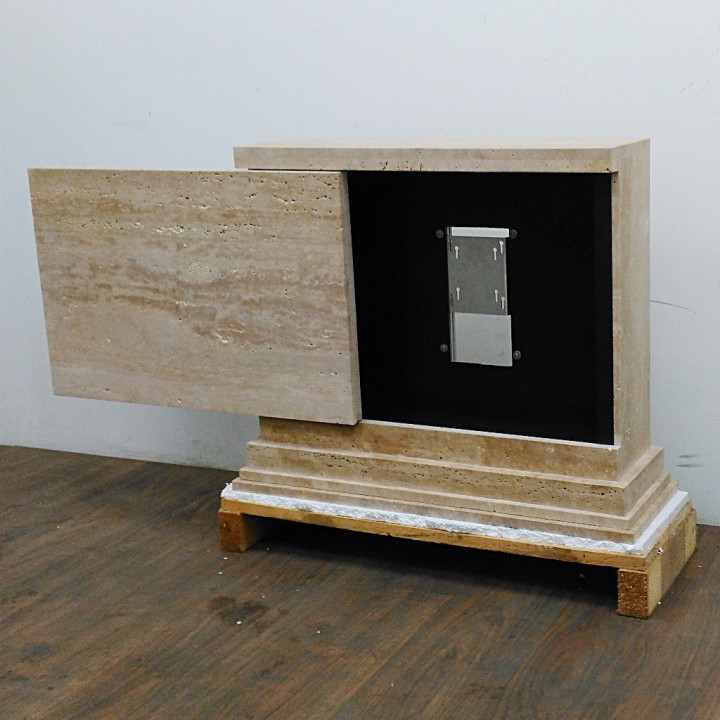 Porta TV Motorizzato a Scomparsa in Marmo Beige con Apertura Orizzontale