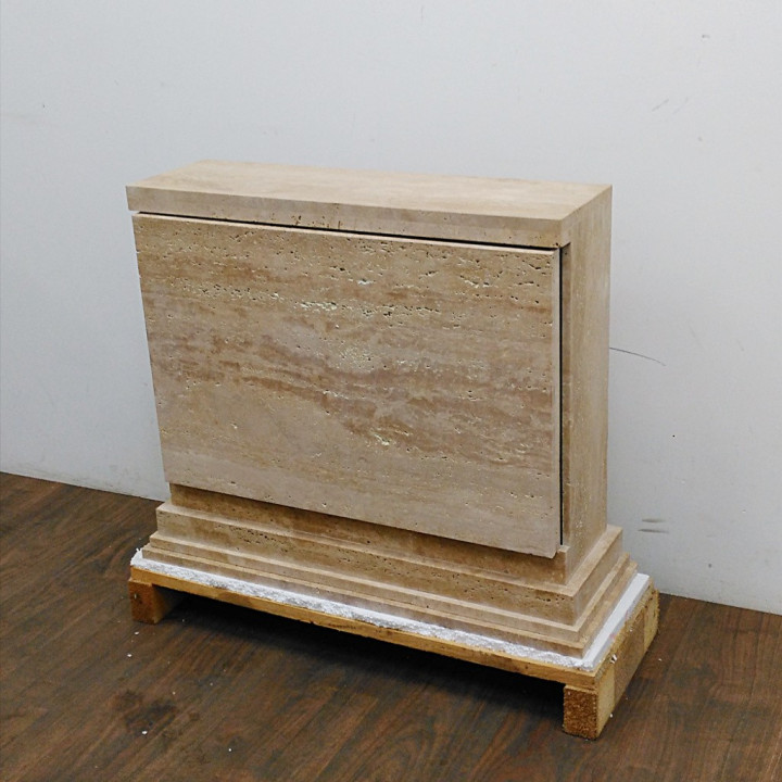 Porta TV Motorizzato a Scomparsa in Marmo Beige con Apertura Orizzontale