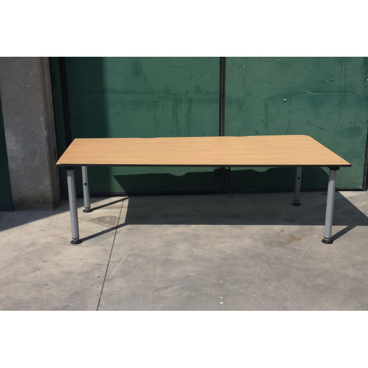 scrivania con gambe regolabili