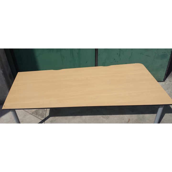 scrivania con gambe regolabili