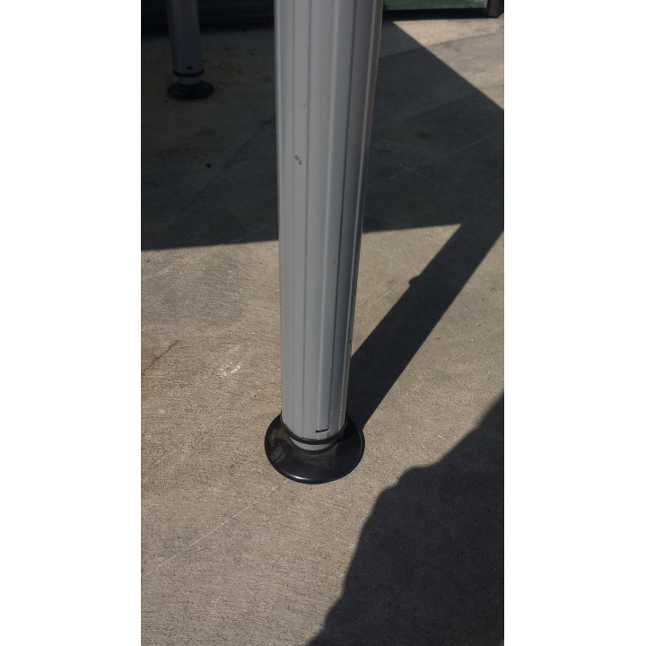 scrivania con gambe regolabili