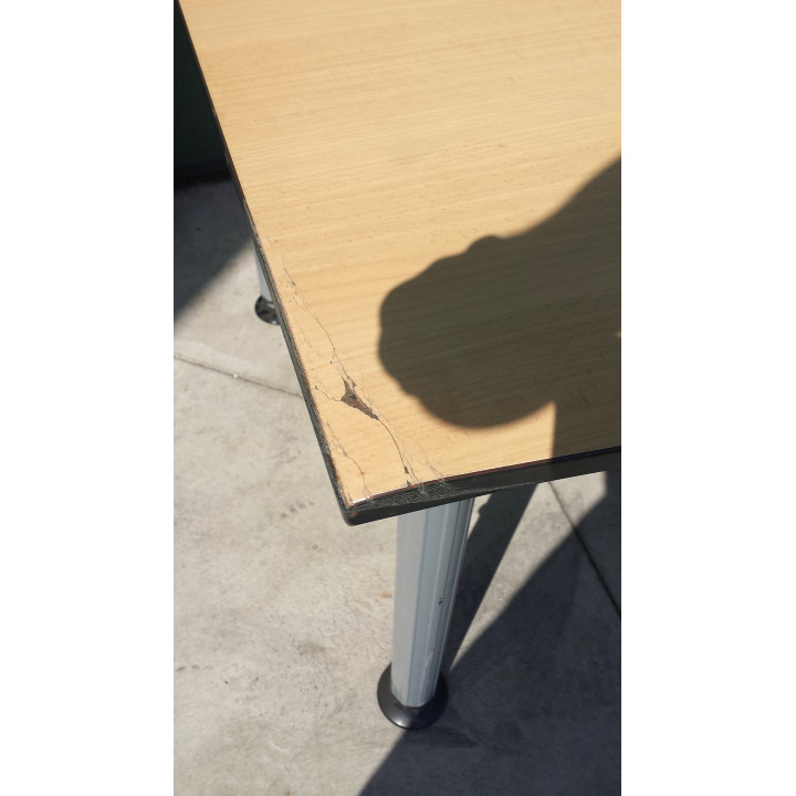 scrivania con gambe regolabili